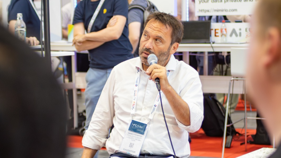 Werner Rosenberger präsentiert am WACA-Stand die Ziele der WACA-Zertifizierung und spricht über die Bedeutung digitaler Barrierefreiheit im internationalen Technologiekontext.