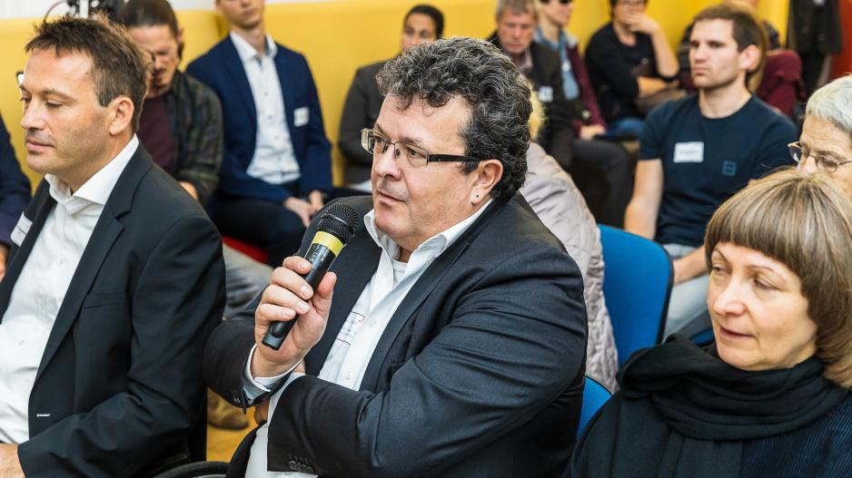 Klaus Höckner mit Mikrofon, Publikum